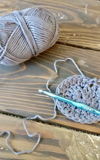 crochet flat circle with yarn and hook